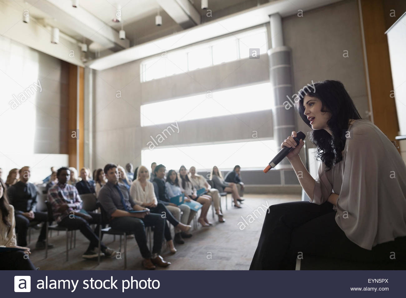Lautsprecher mit Mikrofon sitzt auf der Bühne Adressierung Publikum Stockfoto