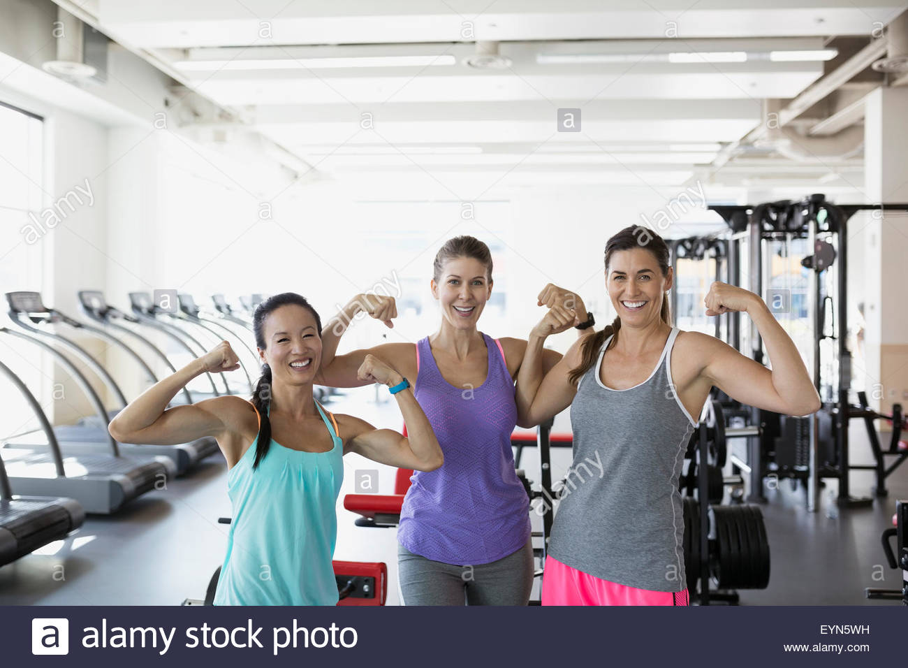 Porträt selbstbewusste Frauen Muskeln im FitnessStudio Stockfotografie Alamy