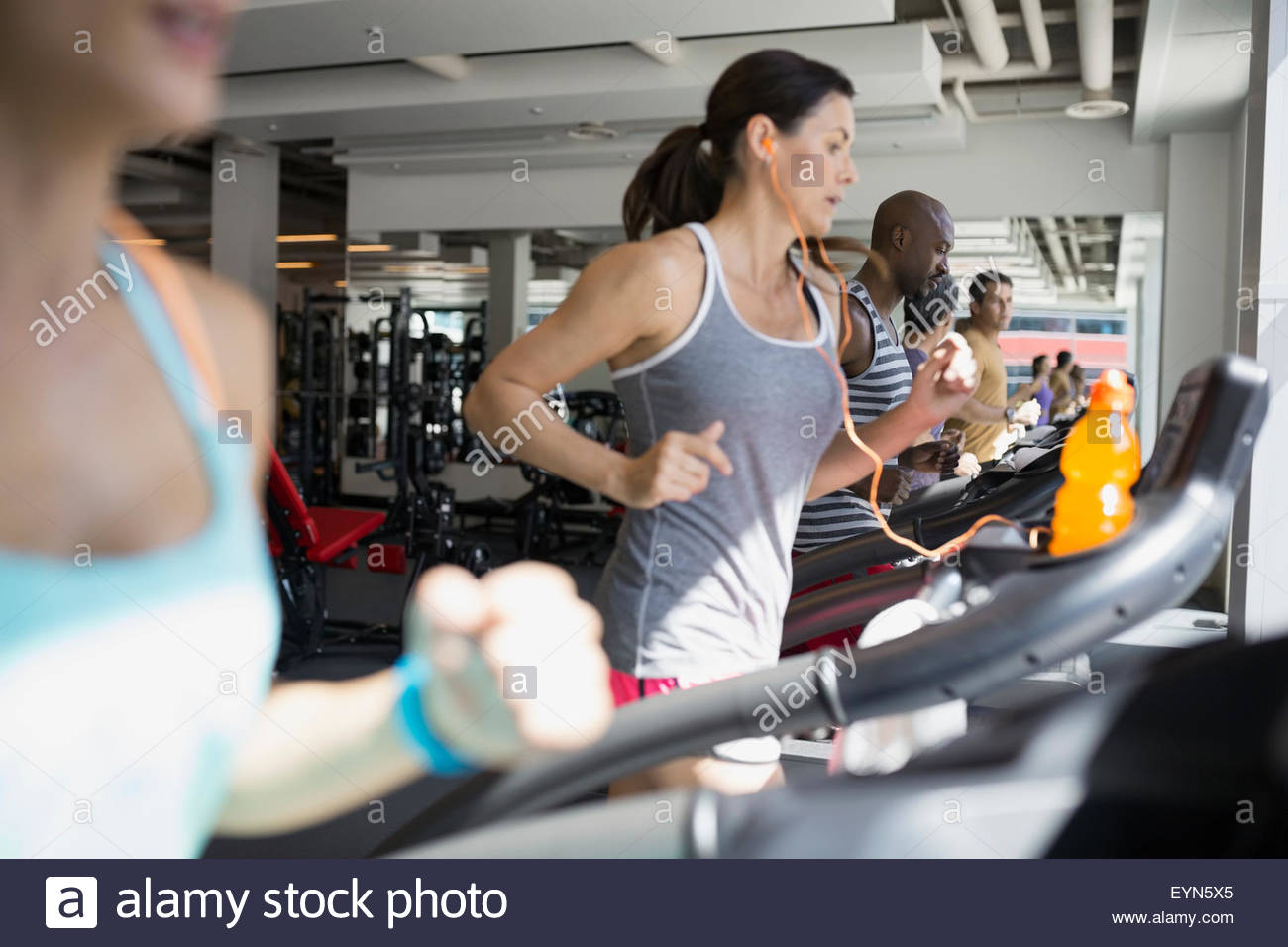 Entschlossenen Frau auf Laufband im Fitnessstudio Stockfoto