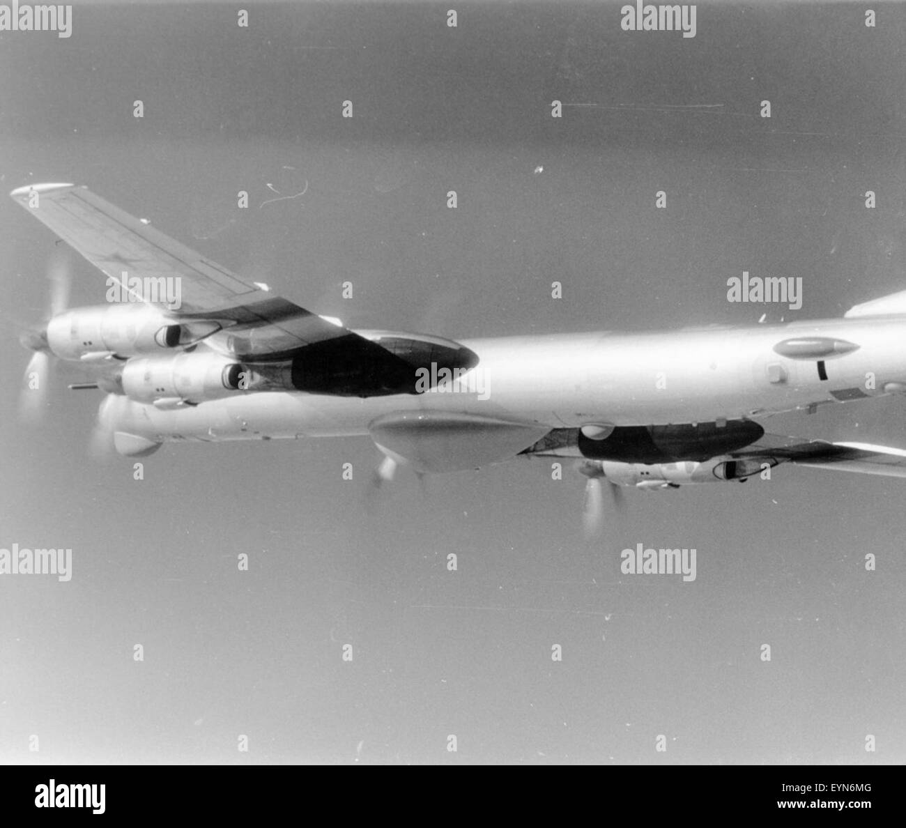 Der Tupolev Tu-95 Bear, ein sowjetischer Turboprop-Bomber, aufgenommen auf einem Foto der US Navy. Bekannt für seine Langstreckenfähigkeiten, war er einer der am längsten dienenden Bomber des Kalten Krieges. Stockfoto