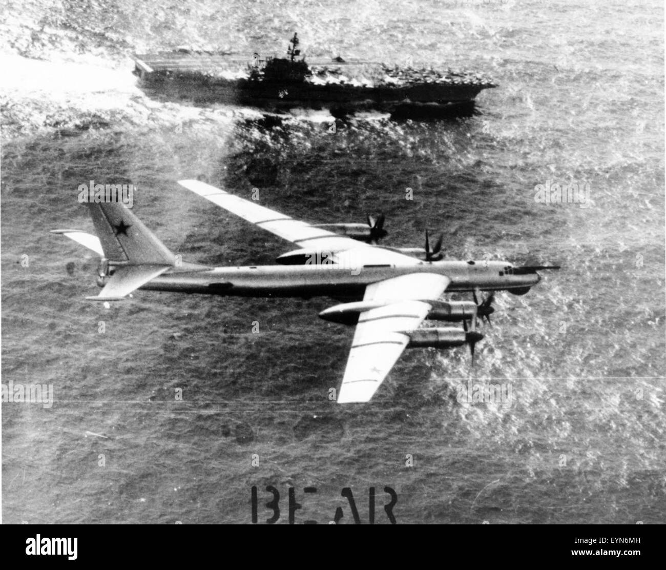 Tupolev Tu-95 Bear, ein sowjetischer strategischer Langstreckenbomber, aufgenommen auf einem Foto der US Navy, das seine unverwechselbaren Turboprop-Motoren und seine große Flügelspannweite zeigt. Stockfoto