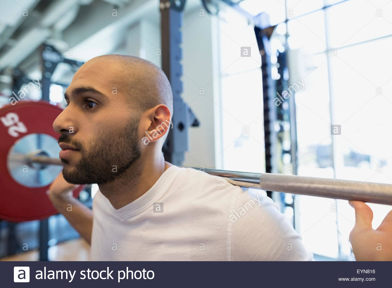 Mann tut Kniebeugen Langhantel im Fitness-Studio hautnah Stockfoto