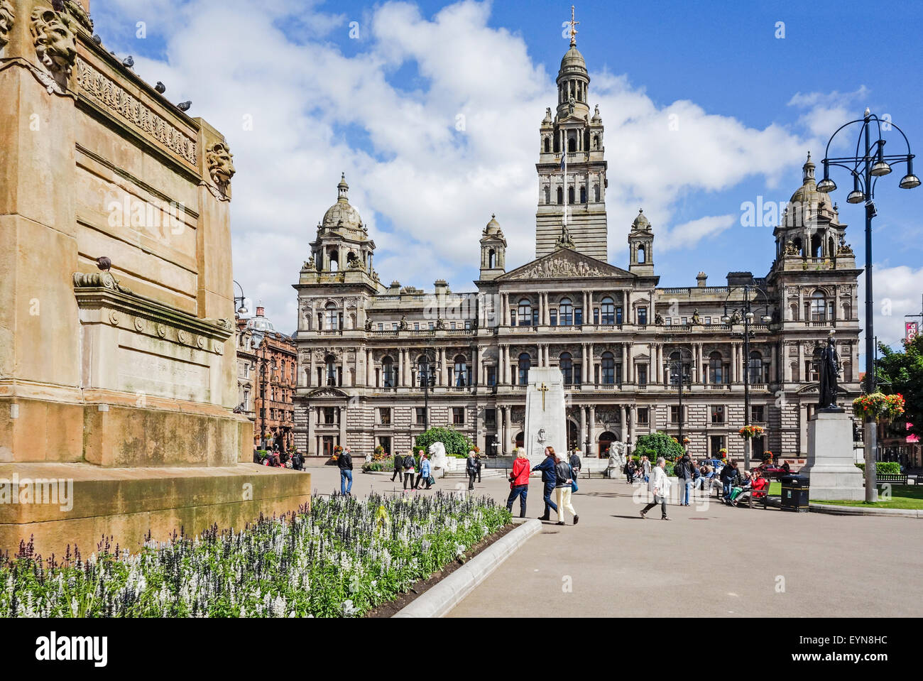George Square im Zentrum von Glasgow mit Robert Burns Statue rechts und hinten City Chambers Stockfoto