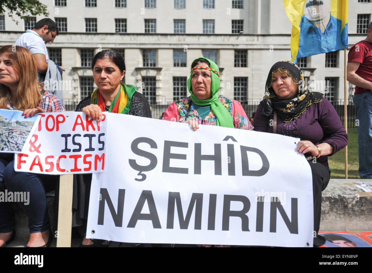 Whitehall, London, UK 1. August 2015. Kurden protest gegenüber Downing Street über die Massaker in Suruc von ISIS © Matthew Chatt Stockfoto