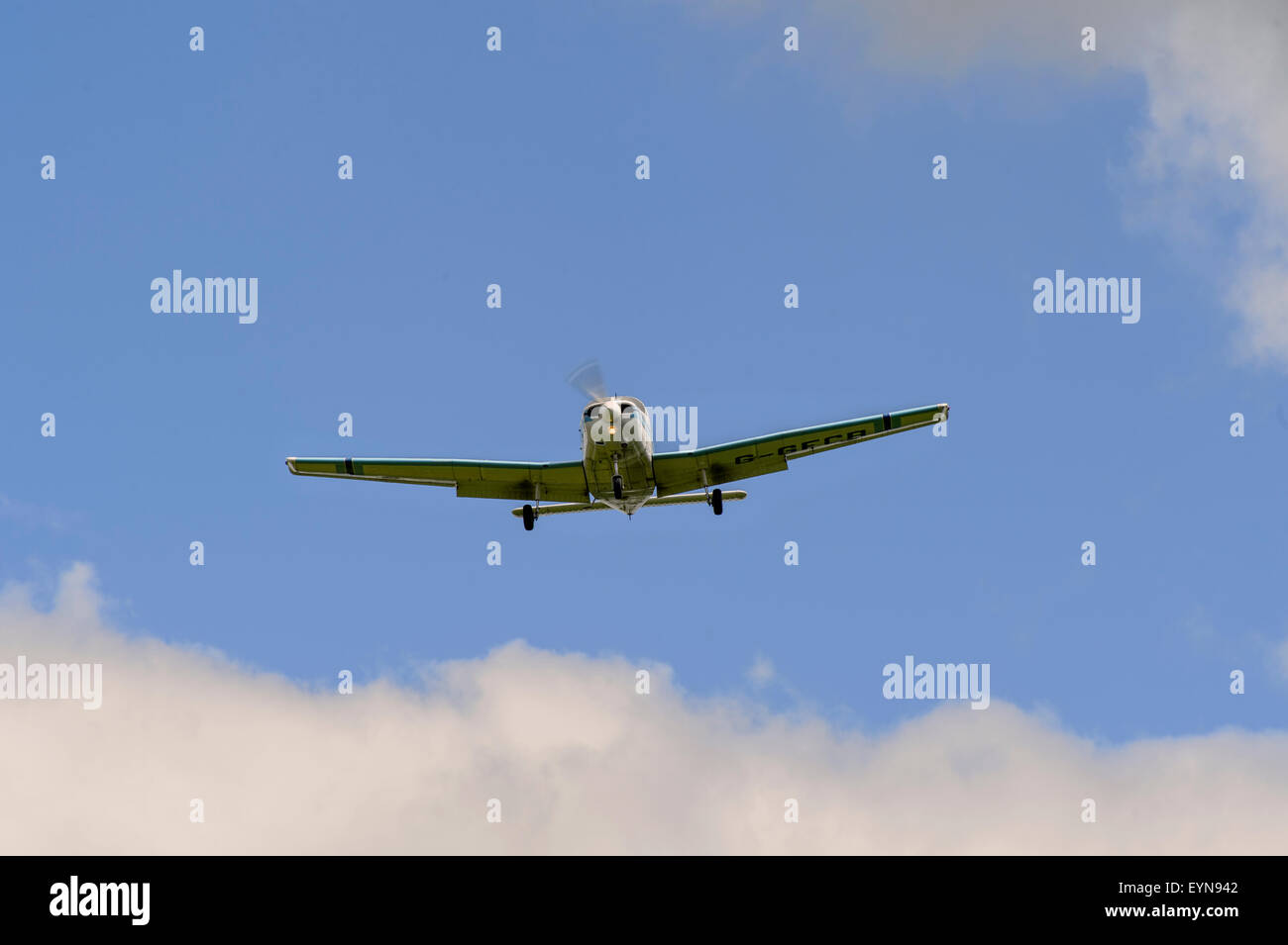 Piper PA28 Cadet Endanflug auf Land, Bristol International Airport Stockfoto