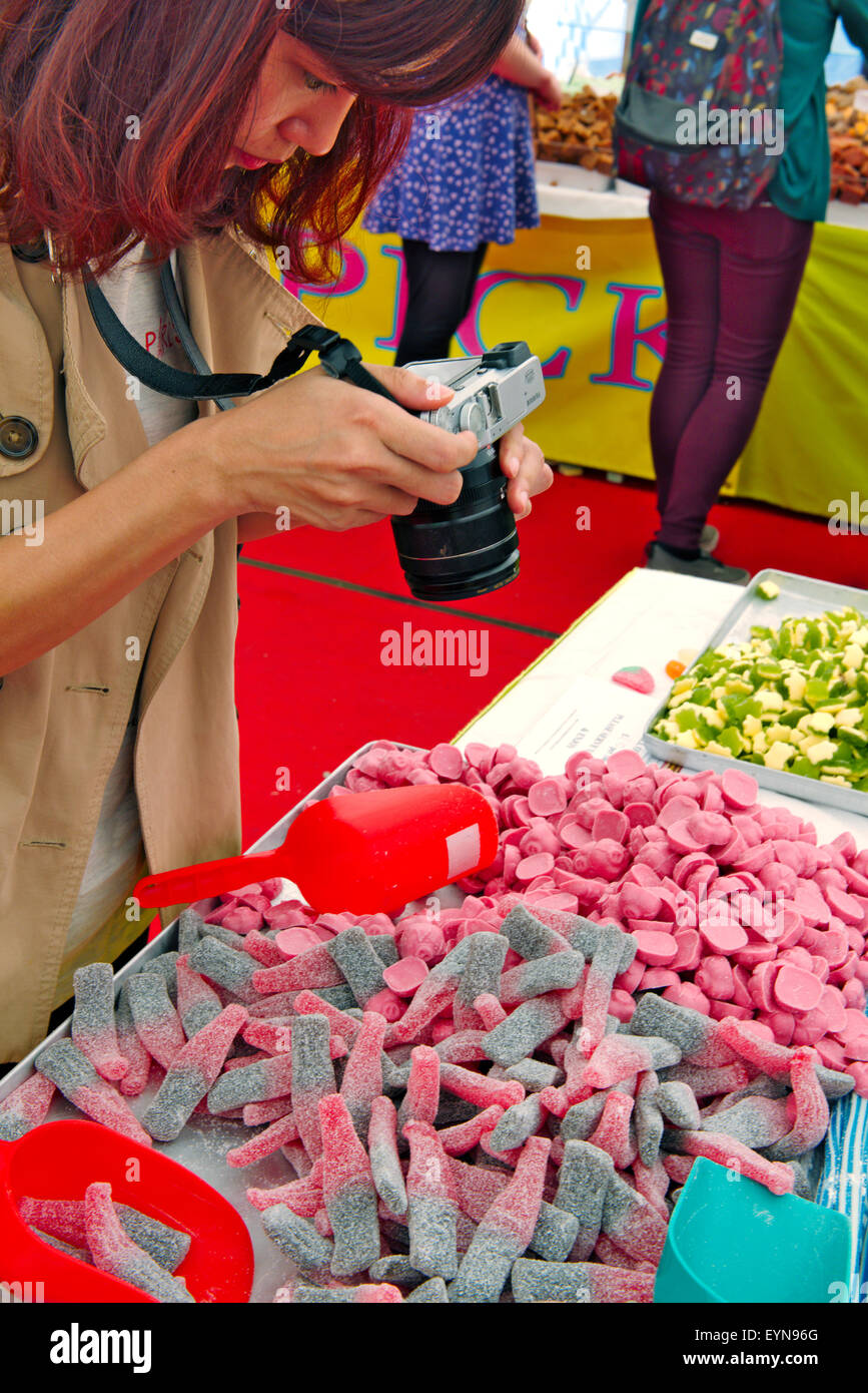 Junge Frau Fotografen fotografieren Süßigkeiten beim festival Stockfoto