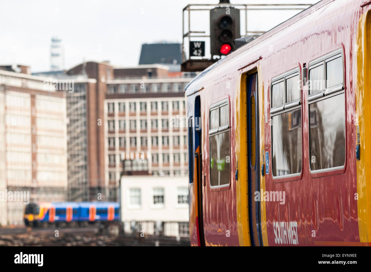 Südwesten Züge s-Bahn warten auf ein rotes Signal an Vauxhall station Stockfoto