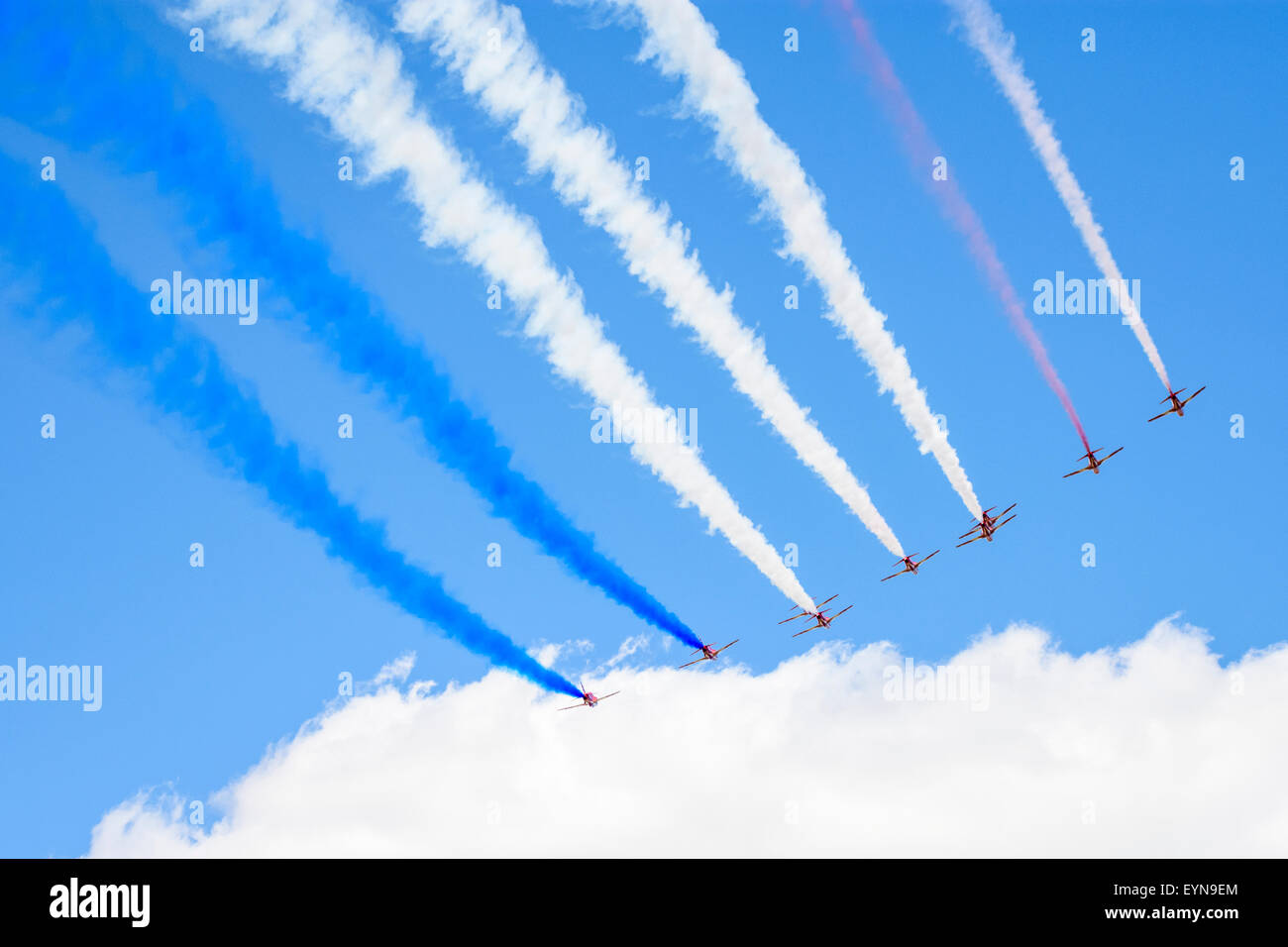 Royal Air Force Red Arrows und Kondensstreifen vorbei über Kopf während einer Airshow-Displays Stockfoto