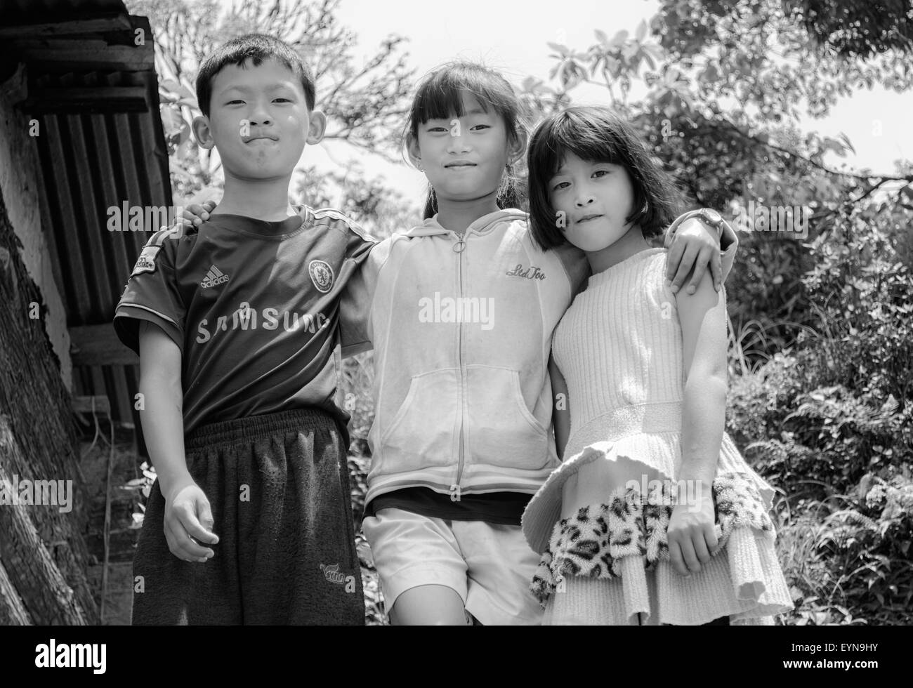 Drei kleine Kinder stehen zusammen mit Textfreiraum Stockfoto