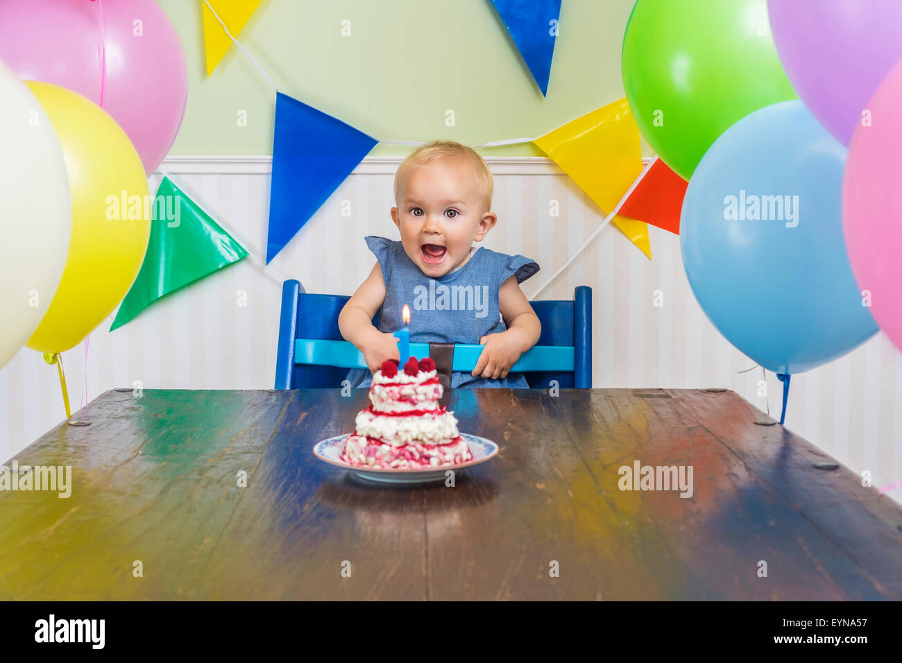 Super süße Baby ihren ersten Geburtstag Kerze ausblasen Stockfoto