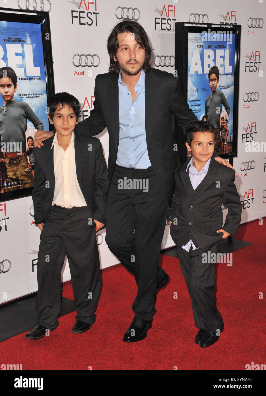 LOS ANGELES, CA - 7. November 2010: Regisseur Diego Luna mit Schauspielern Gerardo Ruiz Esparza & Christopher Ruiz-Esparza beim AFI Fest premiere ihres Films "Abel" bei Graumans Chinese Theatre in Hollywood. Stockfoto