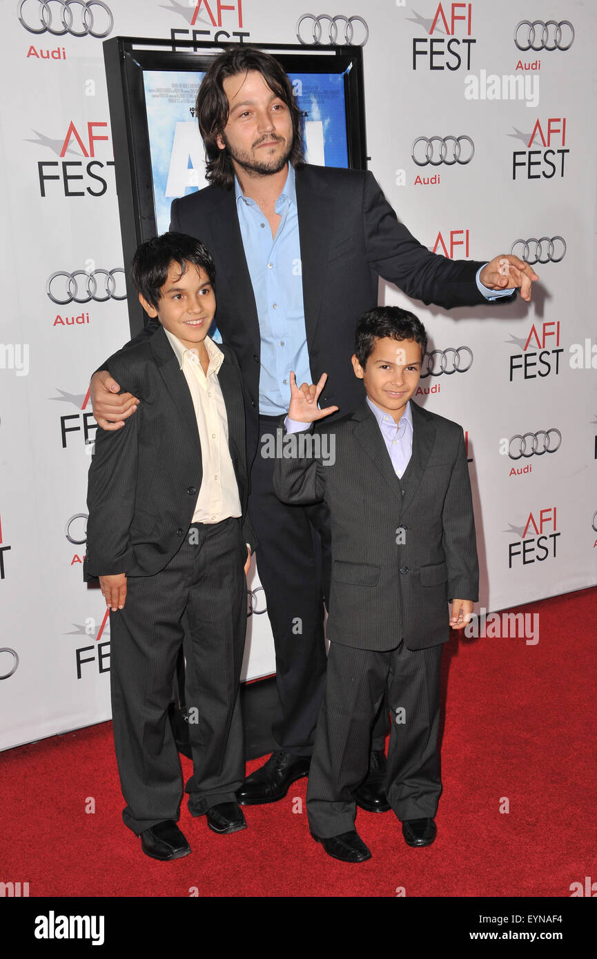 LOS ANGELES, CA - 7. November 2010: Regisseur Diego Luna mit Schauspielern Gerardo Ruiz Esparza & Christopher Ruiz-Esparza beim AFI Fest premiere ihres Films "Abel" bei Graumans Chinese Theatre in Hollywood. Stockfoto
