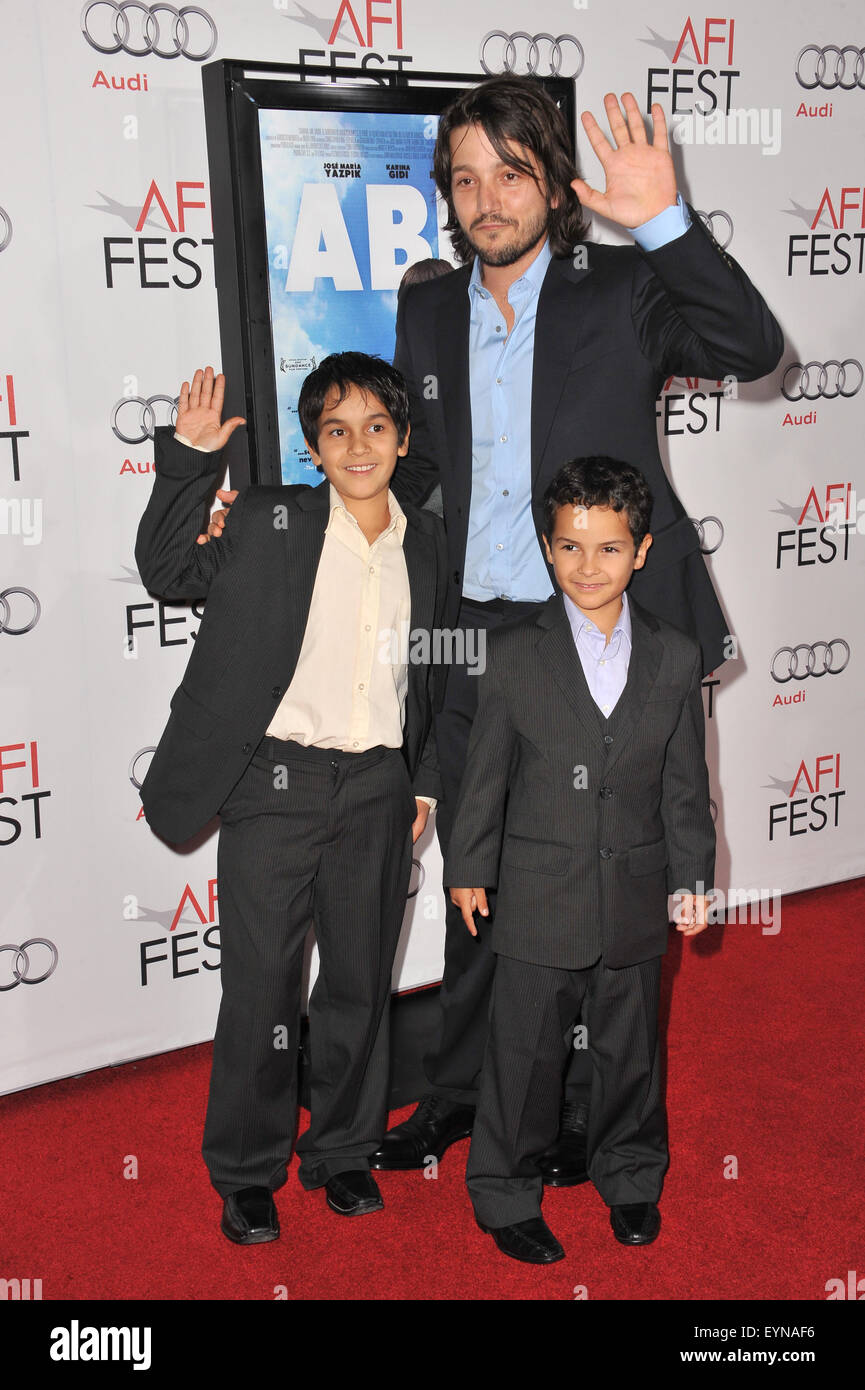 LOS ANGELES, CA - 7. November 2010: Regisseur Diego Luna mit Schauspielern Gerardo Ruiz Esparza & Christopher Ruiz-Esparza beim AFI Fest premiere ihres Films "Abel" bei Graumans Chinese Theatre in Hollywood. Stockfoto