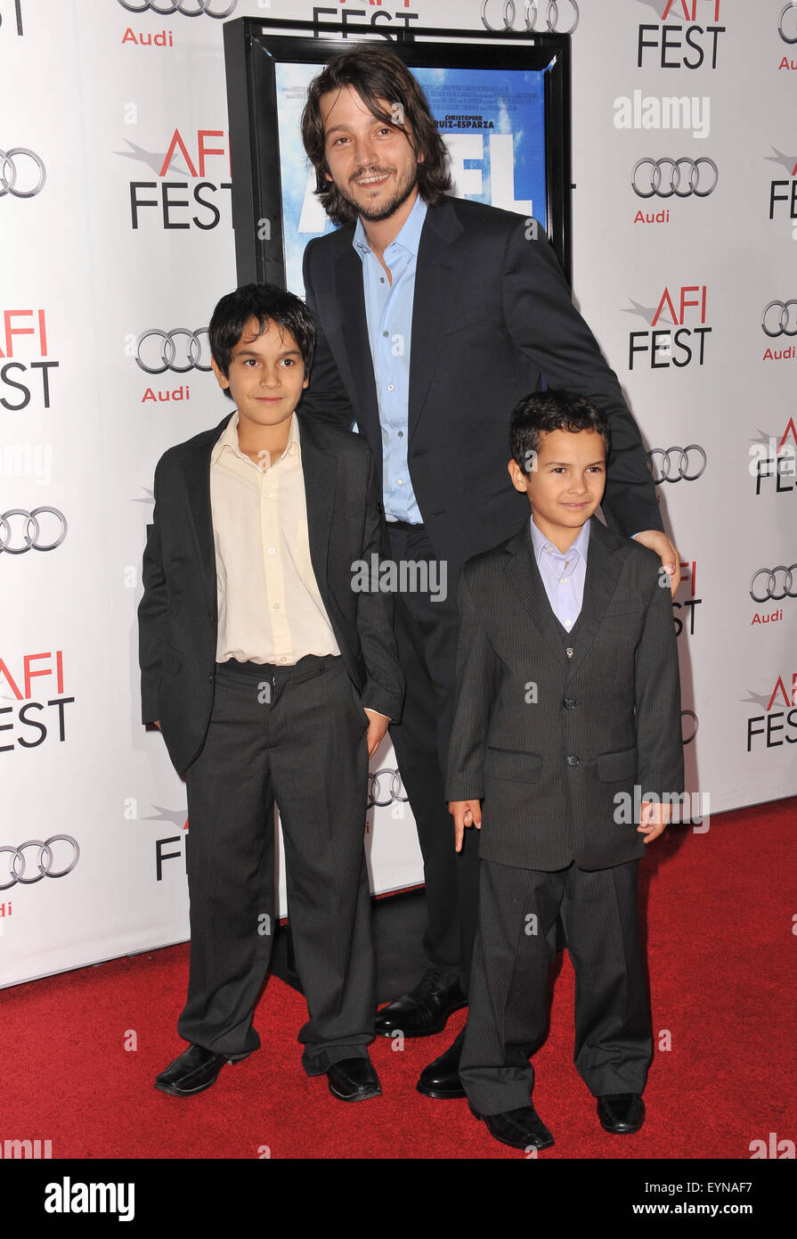 LOS ANGELES, CA - 7. November 2010: Regisseur Diego Luna mit Schauspielern Gerardo Ruiz Esparza & Christopher Ruiz-Esparza beim AFI Fest premiere ihres Films "Abel" bei Graumans Chinese Theatre in Hollywood. Stockfoto