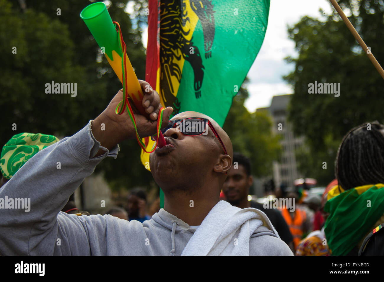 Grösserer Square, Westminster, London, 1. August 2015. Tausende von schwarzen Londoner, Rastafarians und ihren Anhängern kommen am Parliament Square nach einem Marsch von Brixton, als Teil der Rastafari-Bewegung UK Tag der Befreiung, auf Nachfrage Reparationen von der britischen Regierung für den Sklavenhandel. Stockfoto
