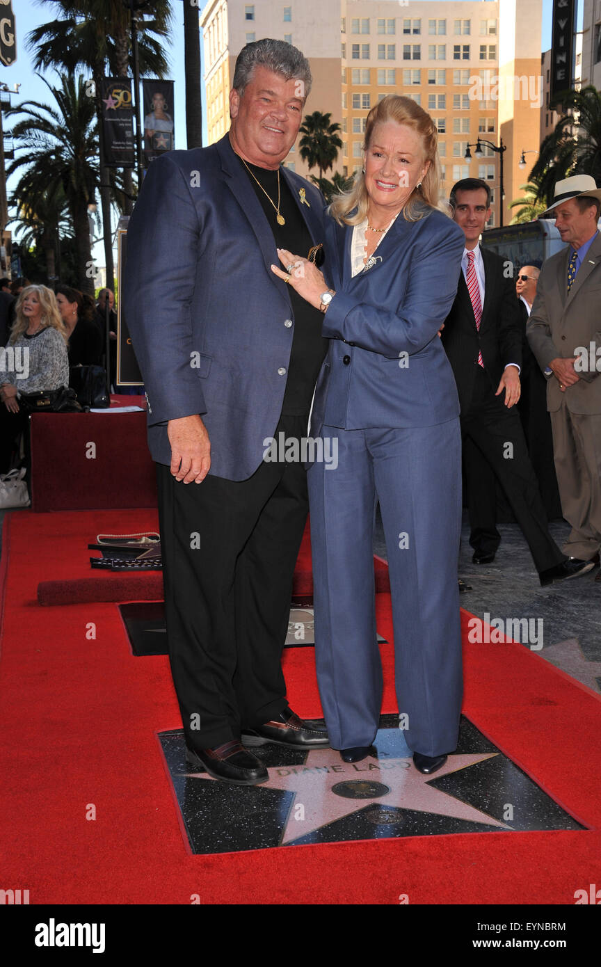 LOS ANGELES, CA - 1. November 2010: Diane Ladd & Mann Robert Charles Hunter auf dem Hollywood Boulevard, wo sie zusammen mit ihrem Ex-Ehemann Bruce Dern & ihre Tochter Laura Dern, mit einem Stern auf dem Hollywood Walk of Fame geehrt wurde. Stockfoto