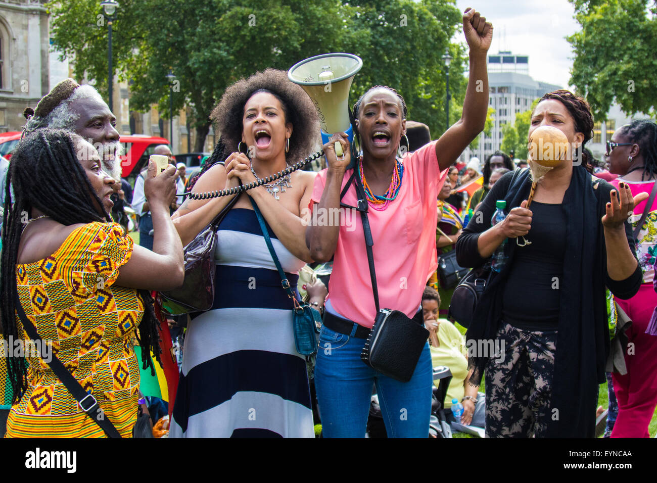 Grösserer Square, Westminster, London, 1. August 2015. Tausende von schwarzen Londoner, Rastafarians und ihren Anhängern kommen am Parliament Square nach einem Marsch von Brixton, als Teil der Rastafari-Bewegung UK Tag der Befreiung, auf Nachfrage Reparationen von der britischen Regierung für den Sklavenhandel. Stockfoto