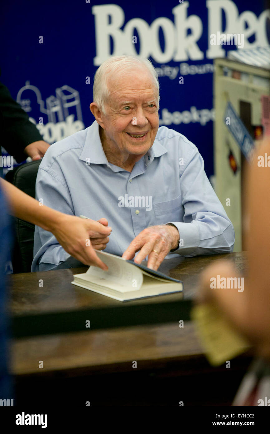 Der ehemalige Präsident und Friedensnobelpreisträger Sieger, Jimmy Carter, unterschreibt Exemplare seines neuen Buches in Austin, Texas Stockfoto