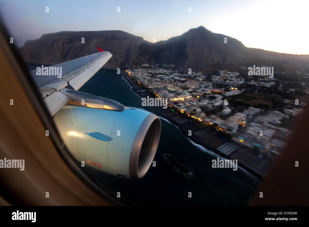 Santorini Sonnenuntergang Flugzeugfenster Airbus A320 nähert sich dem Flughafen in Santorini Griechenland Inseln Europa Ansicht vom Flugzeugfenster Stockfoto