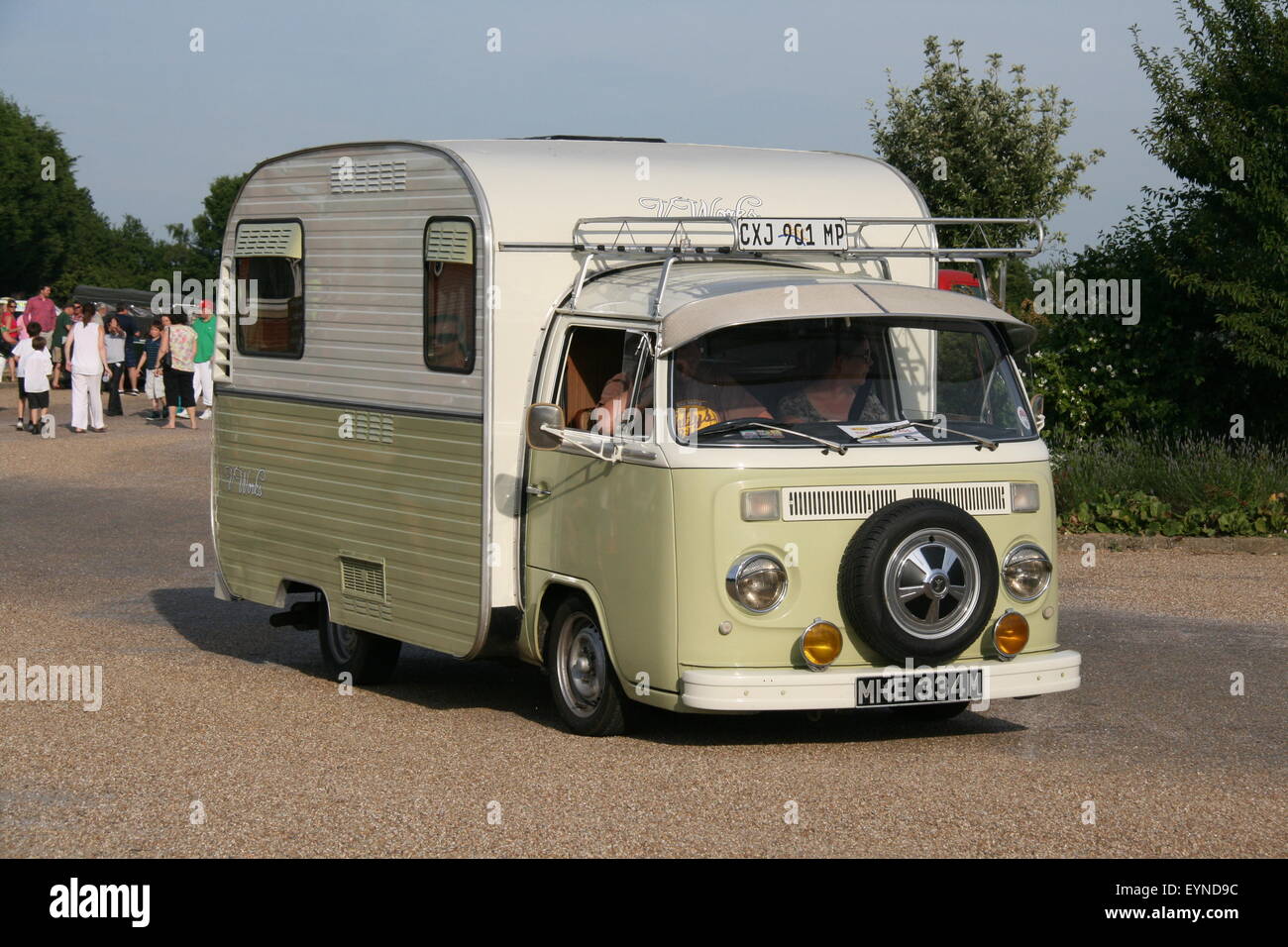 EIN VINTAGE RETRO 1970 VW CAMPER VAN Stockfoto
