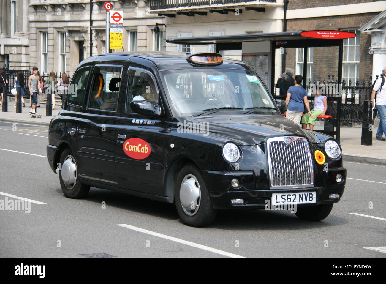 Ein schwarzes Carbodies London Taxi ComCab DESUNTERNEHMENS Stockfoto