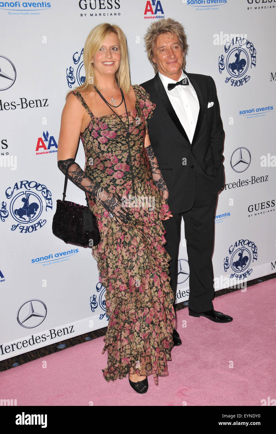 LOS ANGELES, CA - 23. Oktober 2010: Rod Stewart & Ehefrau Penny Lancaster an der 32. Karussell der Hoffnung Jubiläumsball im Beverly Hilton Hotel. Stockfoto