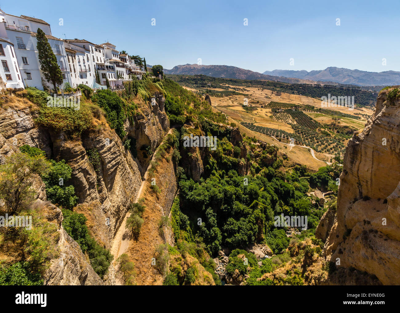 Andalusien-Landschaft, Landschaft Straße und Rock in Ronda, Spanien Stockfoto