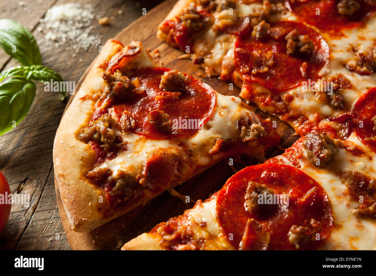 Hausgemachte Fleisch liebt Pizza mit Pepperoni-Wurst und Speck Stockfoto