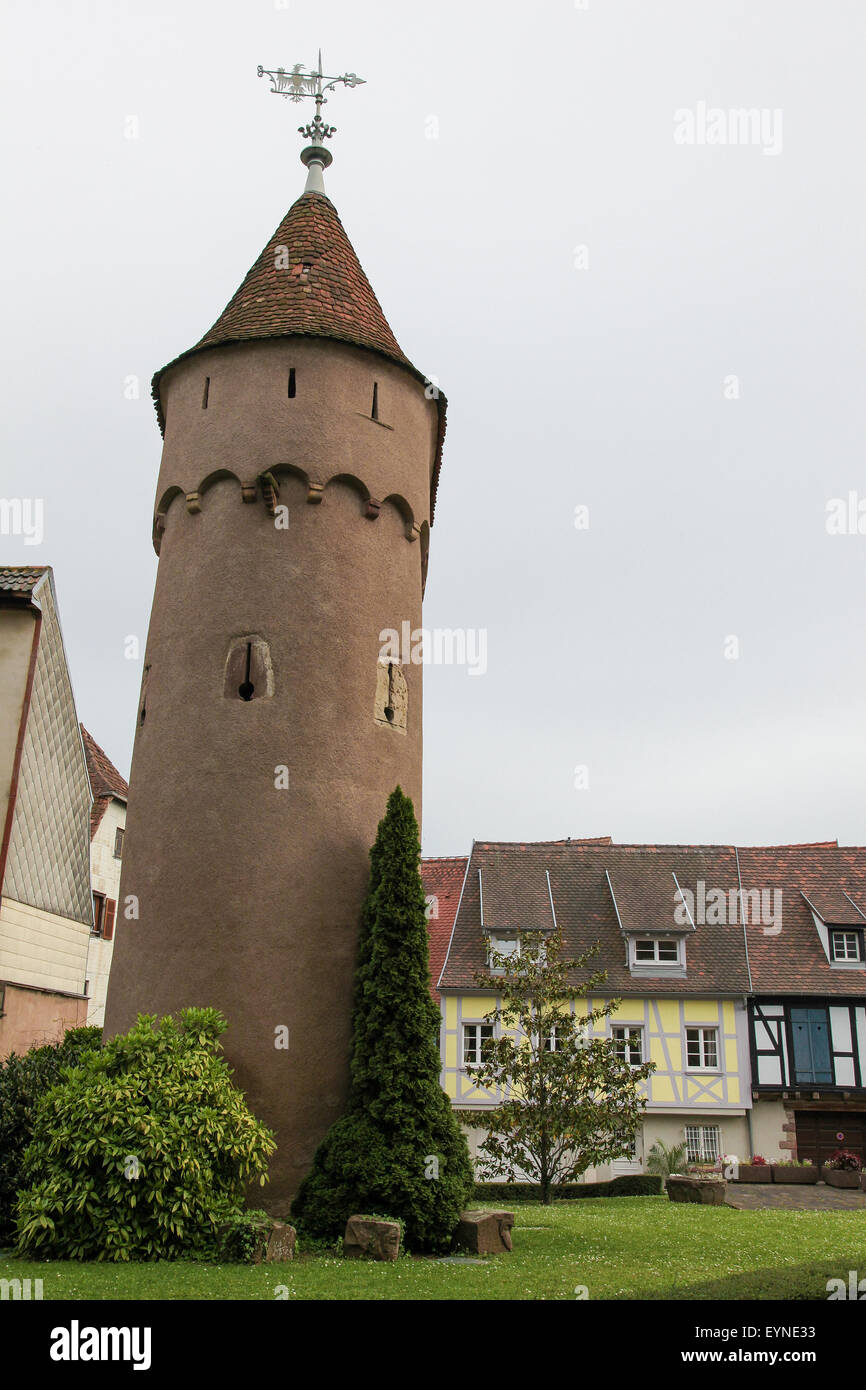 Mittelalterliche Turm neben St. Peter und Paul Kirche in Obernai, Elsass, Frankreich. Stockfoto