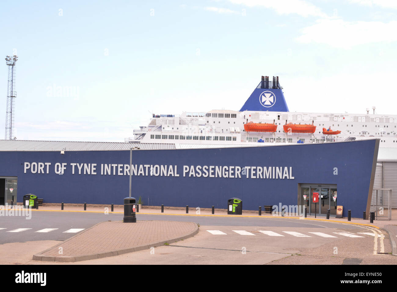 Hafen von Tyne International Passenger Terminal Schild mit DFDS Seaways Fähre hinter Newcastle, England, UK Stockfoto