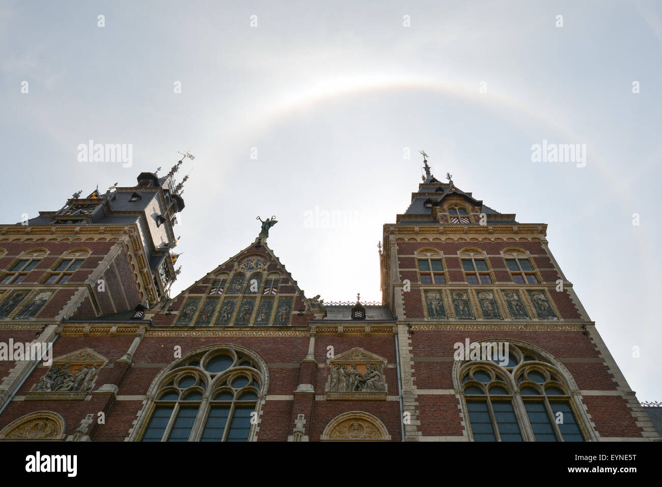 Eine Sonne Heiligenschein über dem Rijksmuseum, Amsterdam, Niederlande Stockfoto