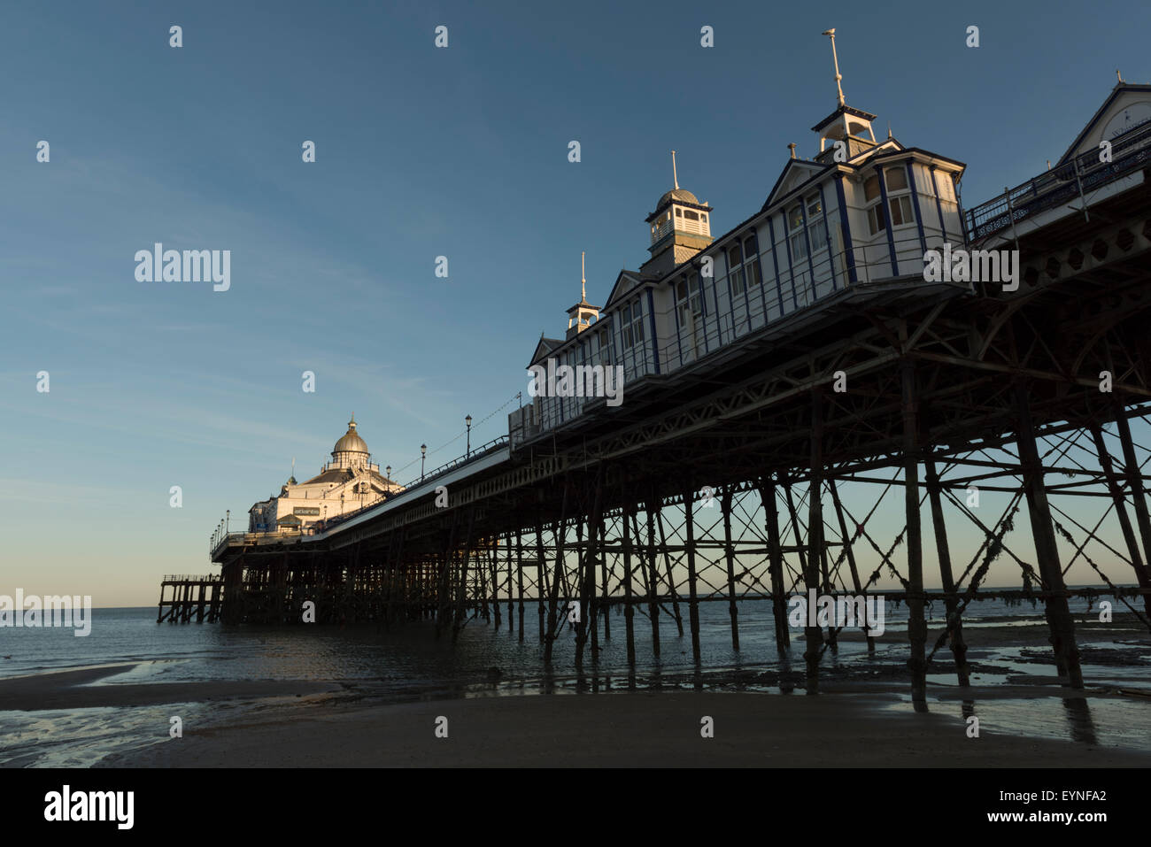 Eastbourne Pier von der Küste an den niedrigen Gezeiten gesehen. East Sussex, England, UK. Stockfoto