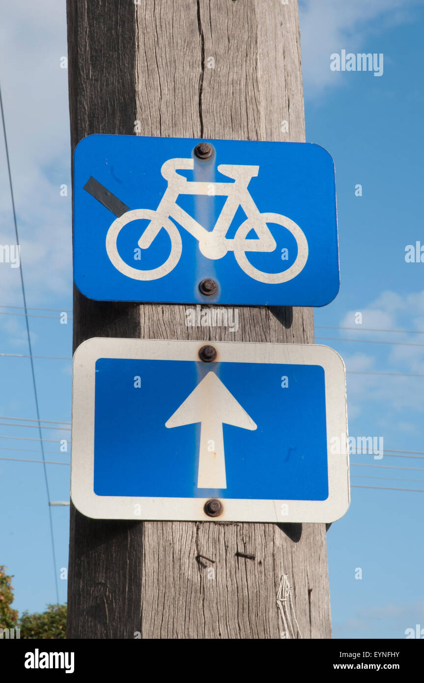 Markierungen zeigen eine bevorzugte Fahrradroute entlang einer Ausfallstraße in einem Vorort von Melbourne, Australien Stockfoto