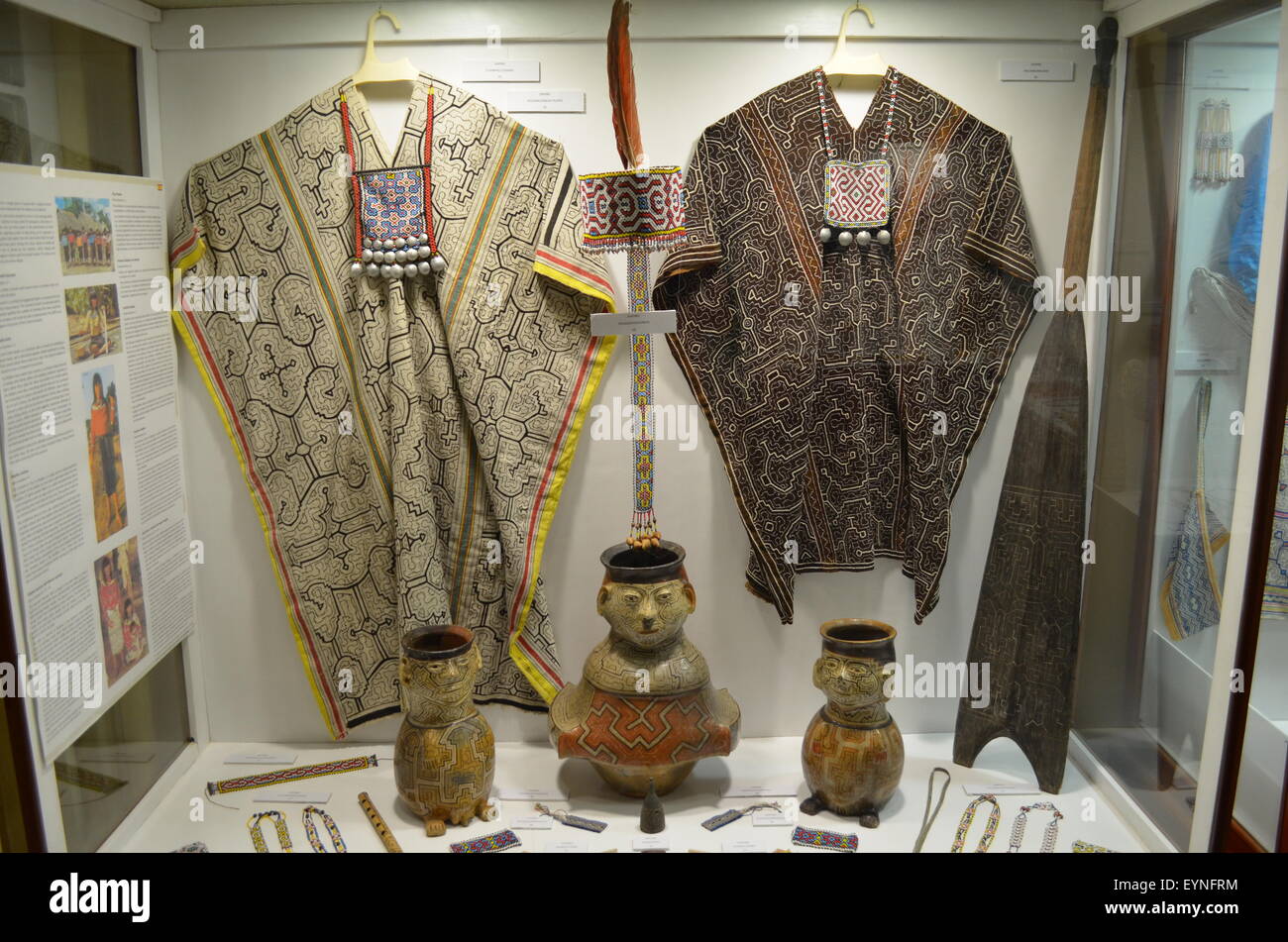 Traditionelle Stammes-Textilien auf dem Display im amazonischen indigenen Kulturen Museum in Iquitos, Peru Stockfoto
