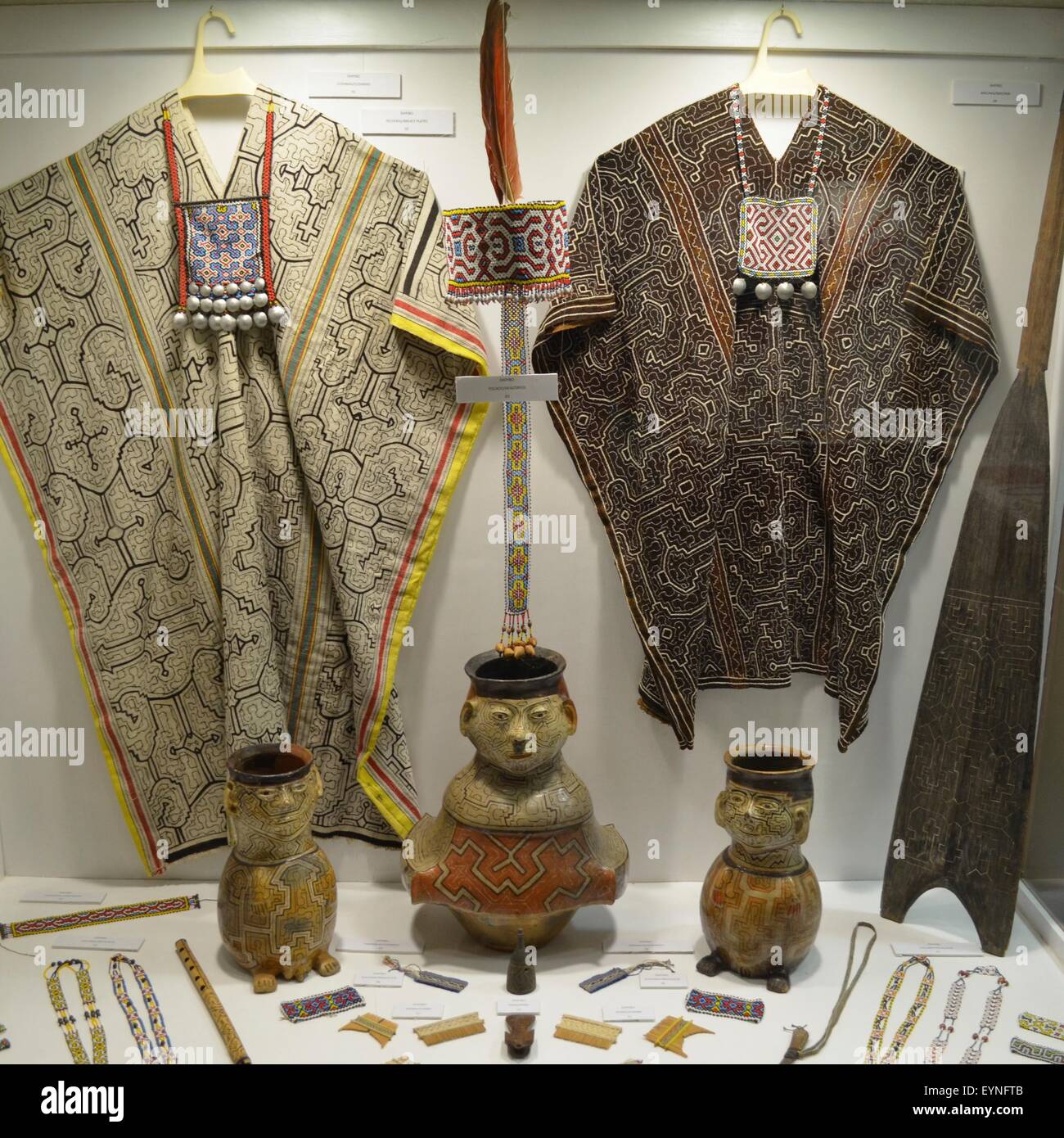 Traditionellen Stammes-Artikel im "Amazonas indigenen Kulturen Museum" in Iquitos, Peru. Stockfoto