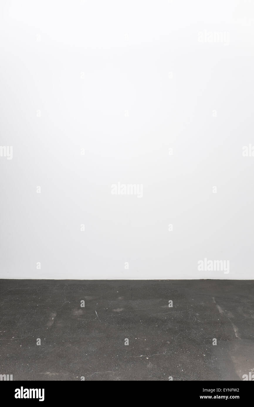 Minimalistisches Interieur mit einem leeren weißen Wand und Steinboden Stockfoto