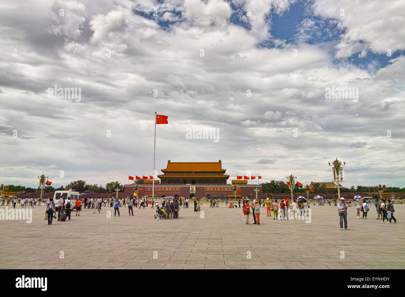 Menge Touristen am Tiananmen-Platz Stockfoto