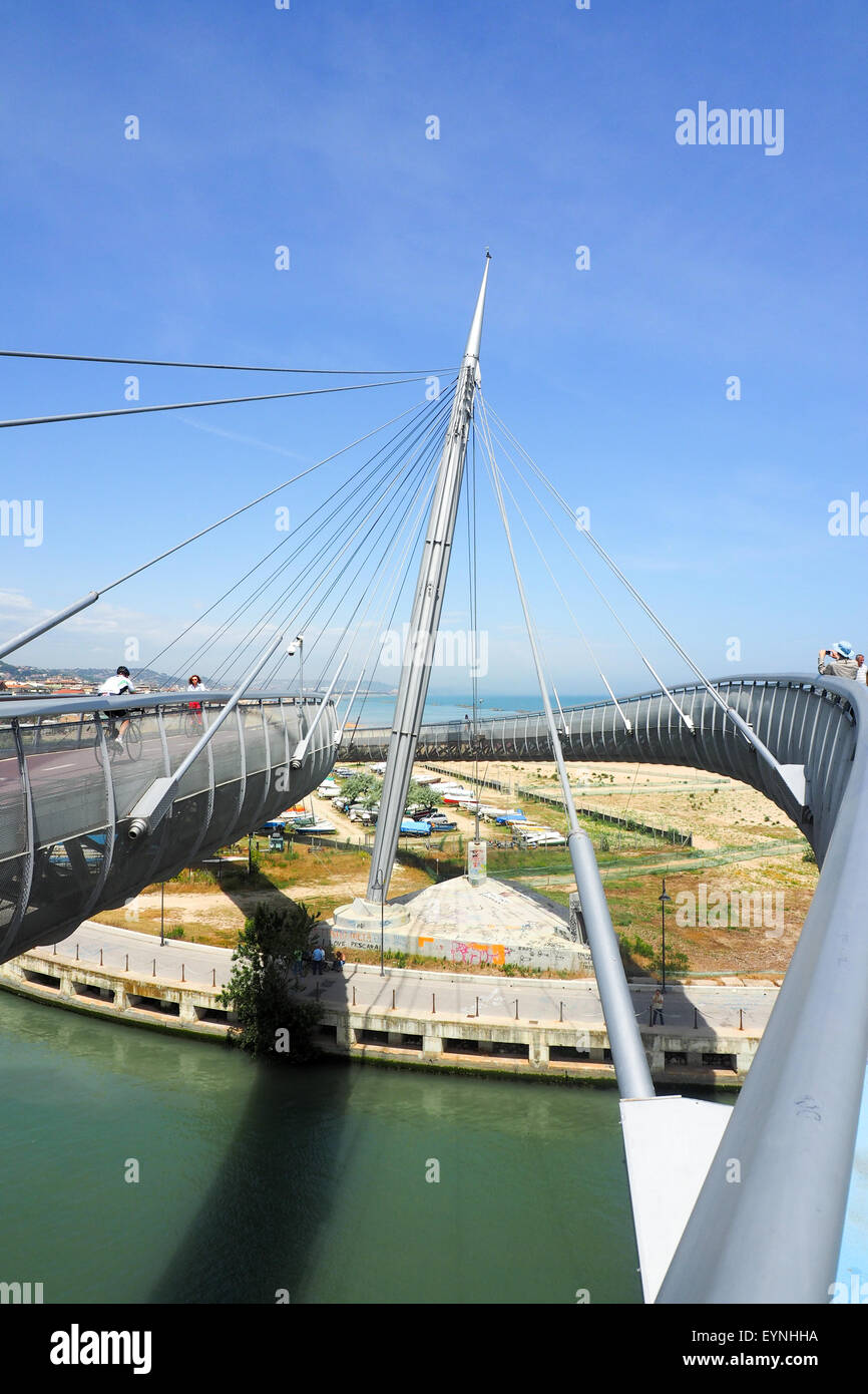 Zentralen Pylon und Kabel bleibt der Fußgänger und Fahrrad-Hängebrücke. Stockfoto