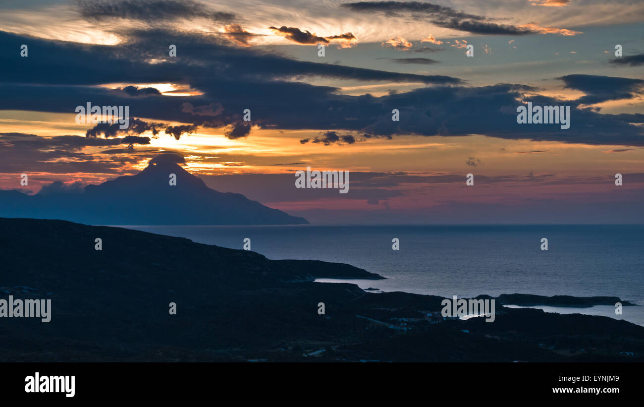 Griechische Küste des Ägäischen Meeres bei Sonnenaufgang in der Nähe von Heiligen Berg Athos, Chalkidiki Stockfoto