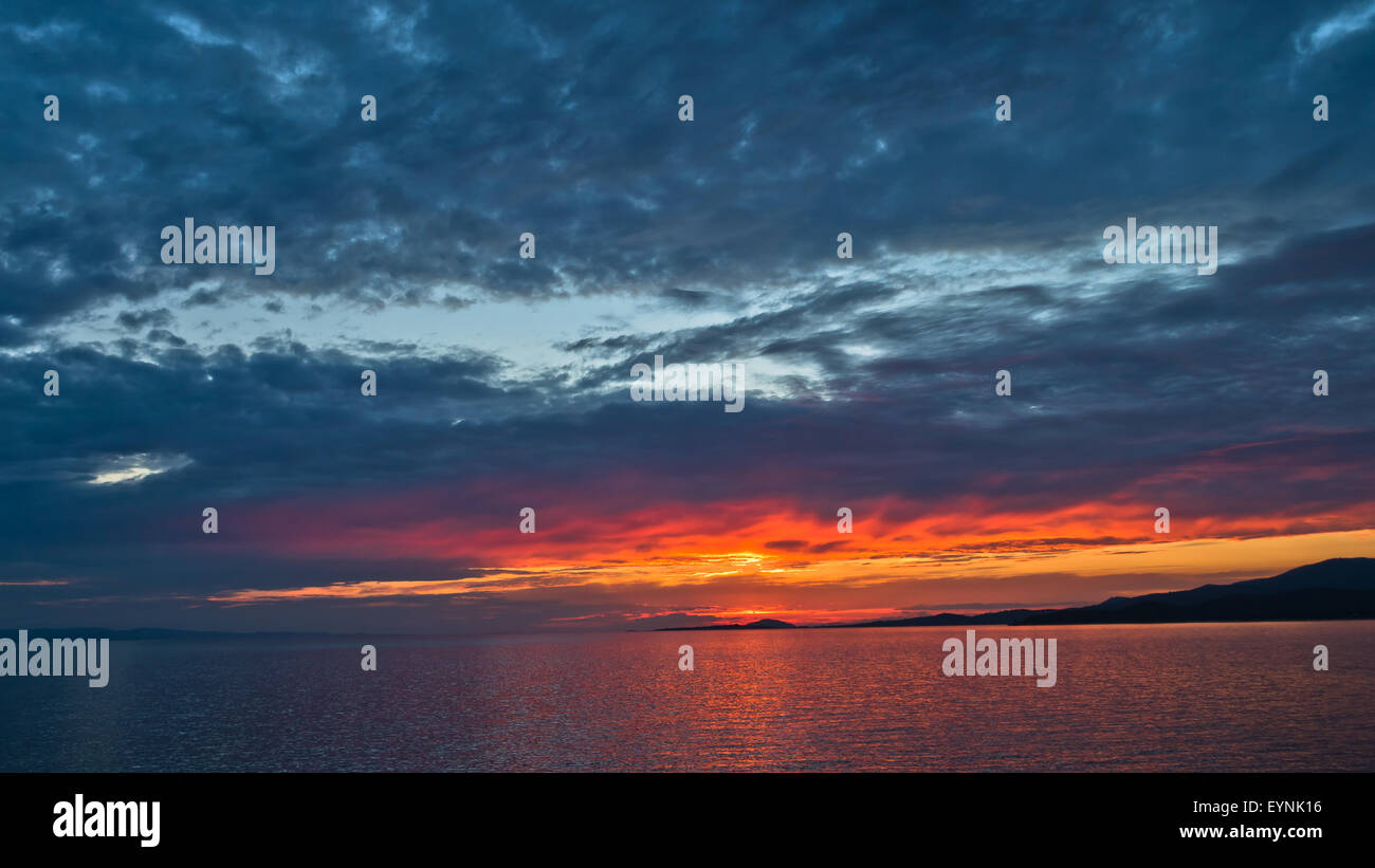 Farbenprächtigen Sonnenuntergang am Meer, in der Nähe von West Küste von Sithonia Stockfoto