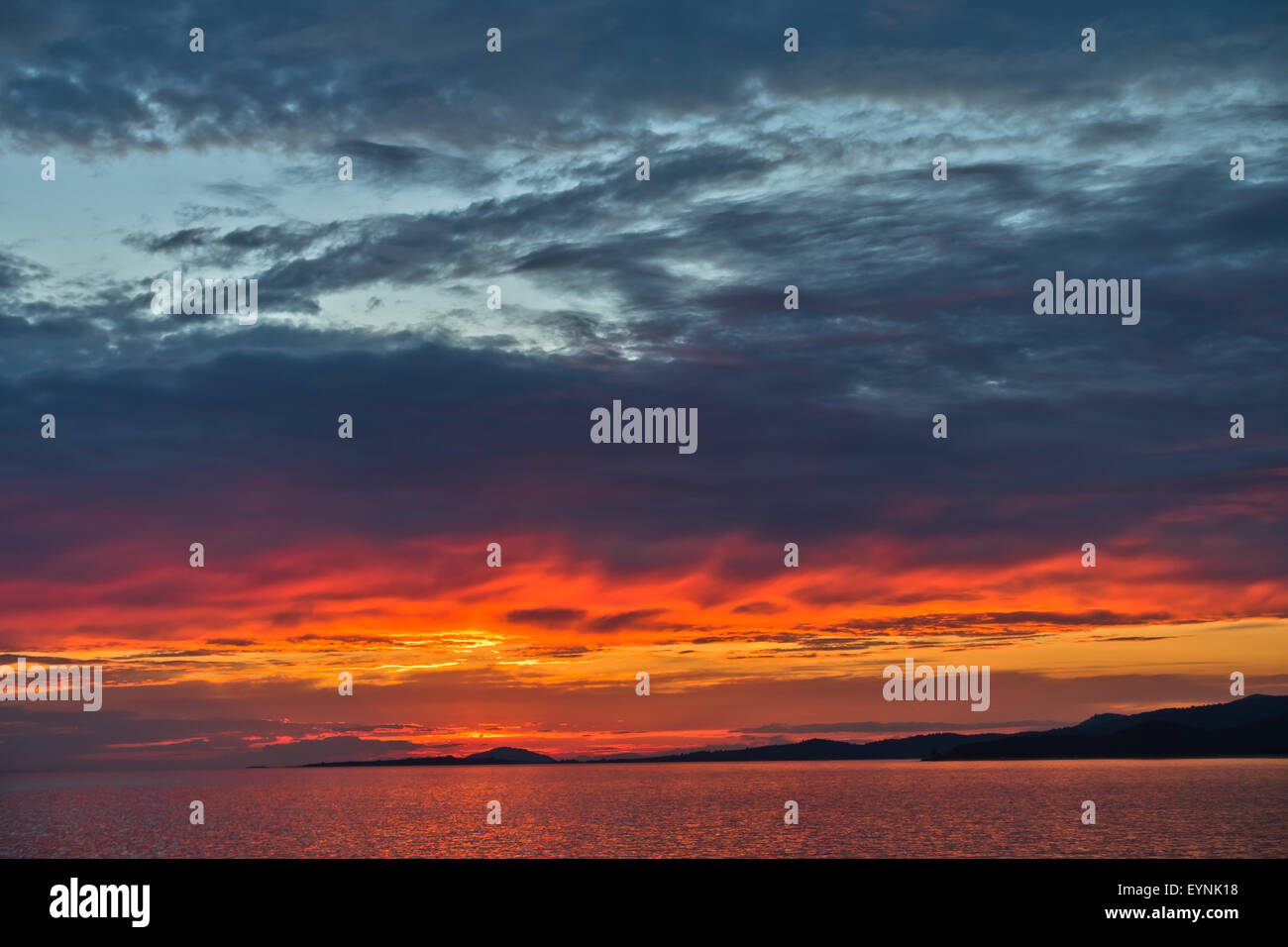 Farbenprächtigen Sonnenuntergang am Meer, in der Nähe von West Küste von Sithonia Stockfoto