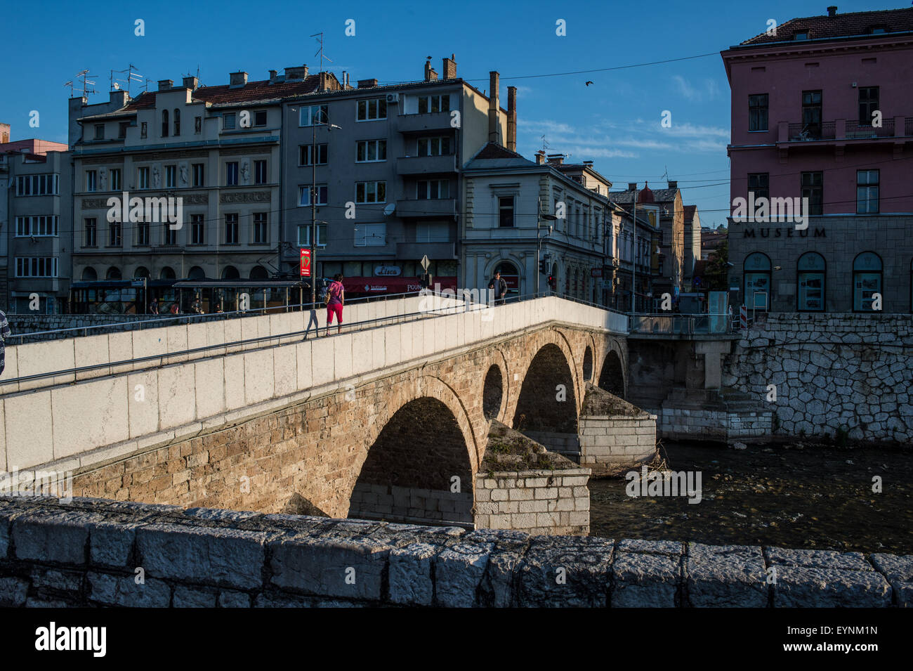 Latein-Brücke am Fluss Miljacka, Sarajevo, Bosnien und Erzegovina Stockfoto