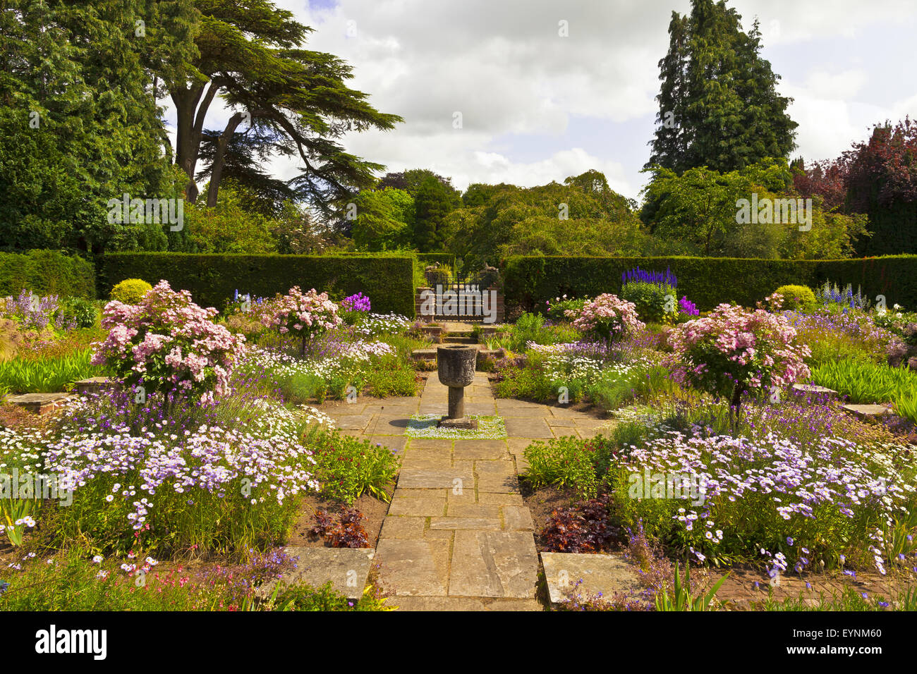 Ruhigen Ecke eines gekennzeichneten englischen Garten mit steinernen Vase. Stockfoto