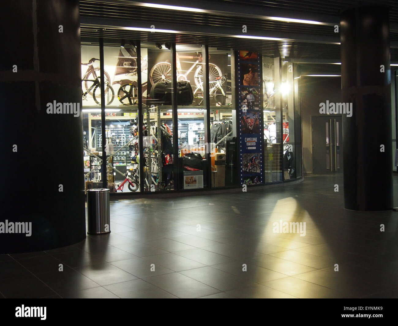 Fahrradgeschäft im dunklen Raum gezeigt Stockfoto