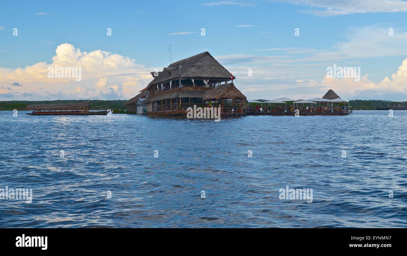 "Al Frio y el Fuego", ein schwimmendes Gourmet-Restaurant, das im Fluss Itaya in der Nähe von Iquitos im peruanischen Amazonas schwimmt. Stockfoto