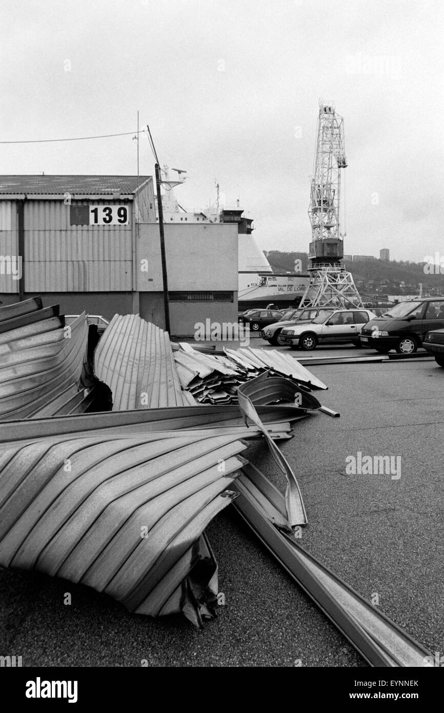 angeschnallt, Metall und Schalung unter den Schäden, die durch einen Mini-Tornado, der durch Rouen fegte Frankreich im Dezember 1999 Stockfoto