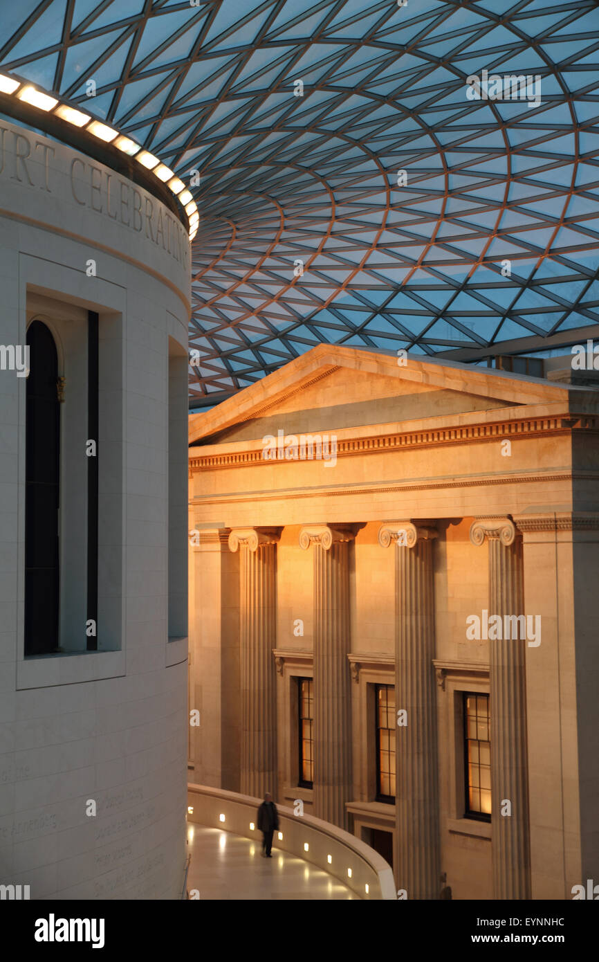 Das British Museum in London in der Dämmerung Stockfoto