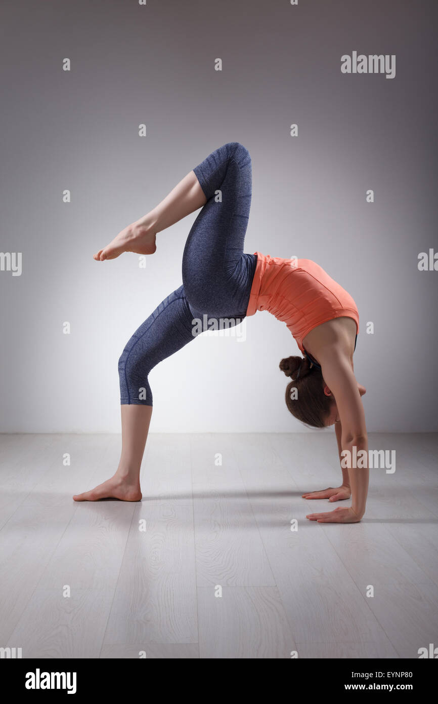 Schön sportlich fit Yogi Mädchen Praktiken Yoga asana Stockfoto