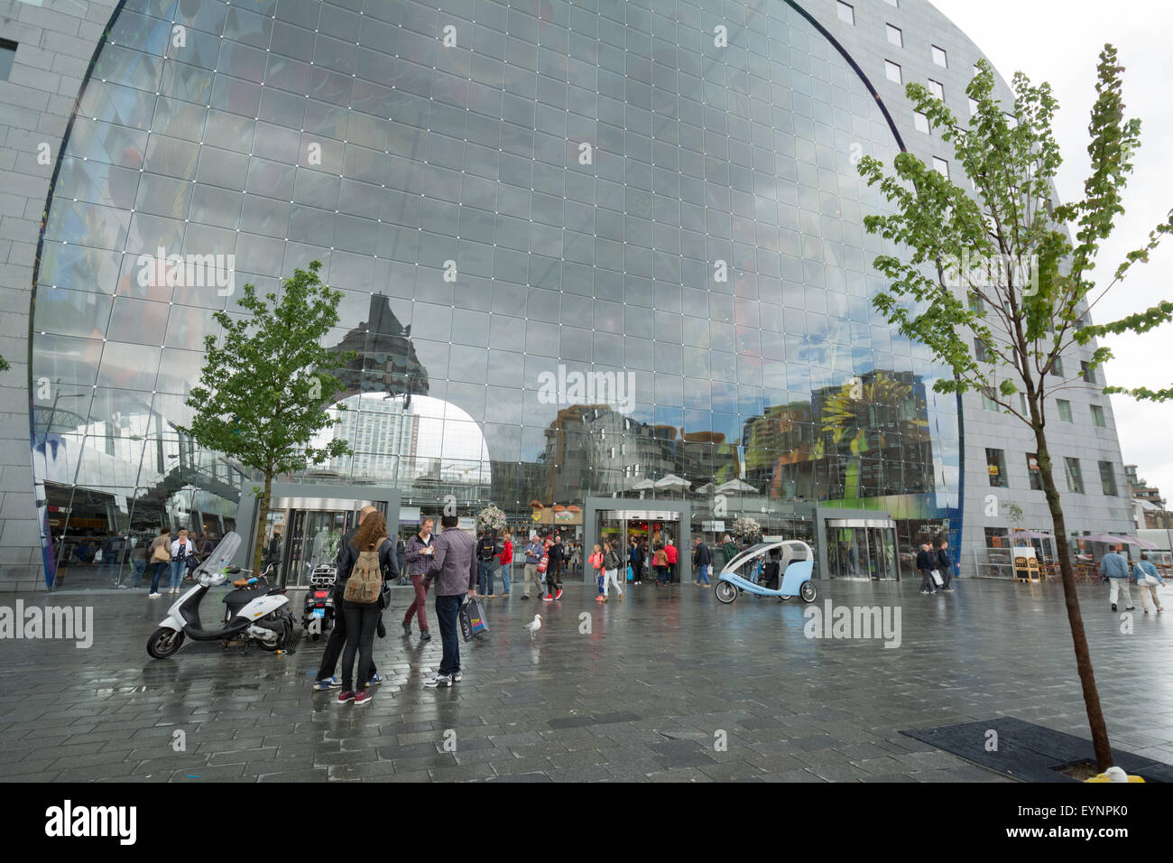 Rotterdam-Markthalle - Reflexionen an einem verregneten Tag Stockfoto