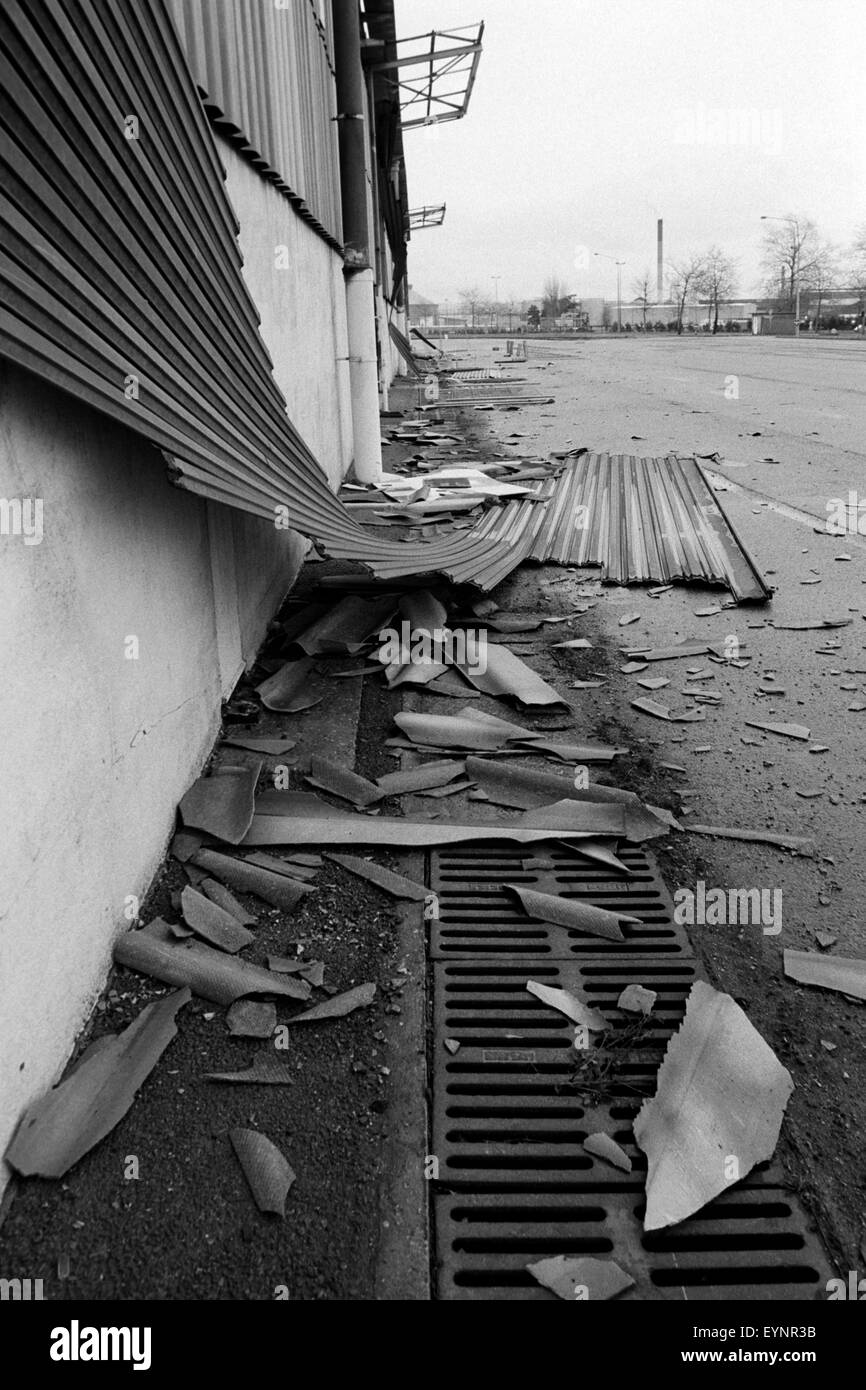 angeschnallt, Metall und Schalung unter den Schäden, die durch einen Mini-Tornado, der durch Rouen fegte Frankreich im Dezember 1999 Stockfoto